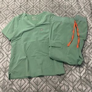 Figs - light green - Large top - XL/T bottom - jogger style